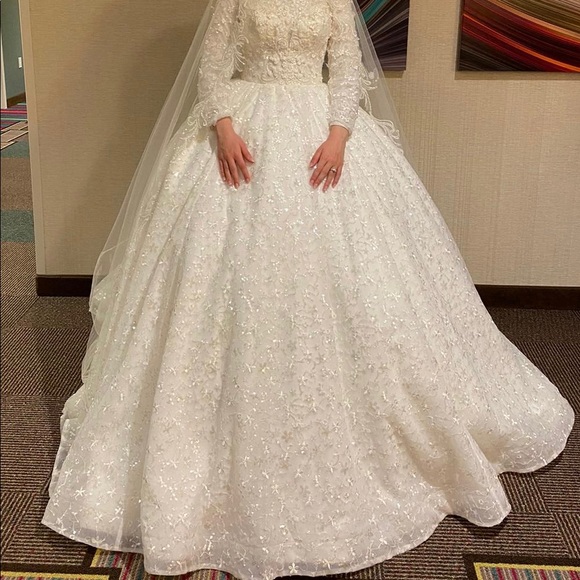 Beautiful wedding gown. - Picture 6 of 8